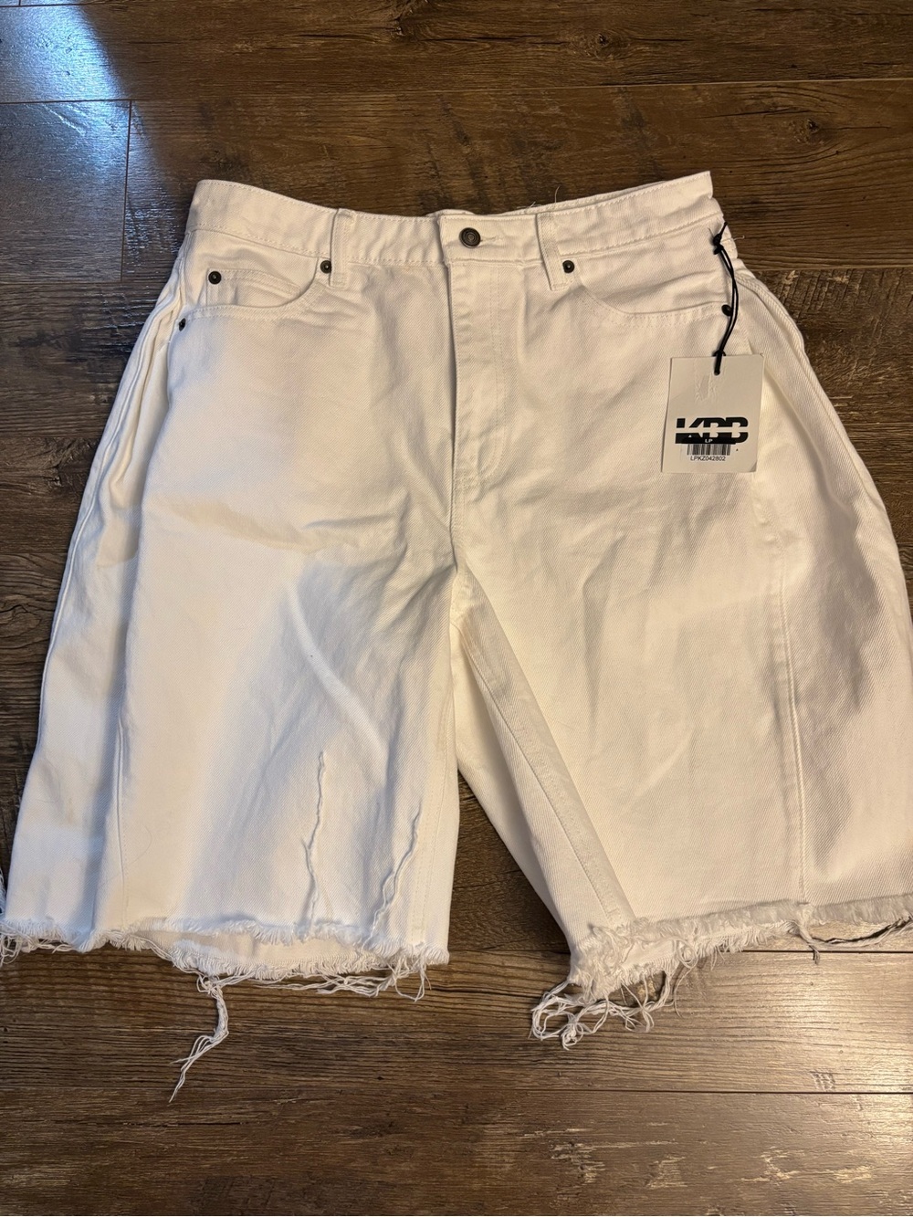 KBB by Kahlana Womens White Frayed Hem Denim Shorts Baggy Barrel Style Sz 8 NWT - Picture 9 of 10